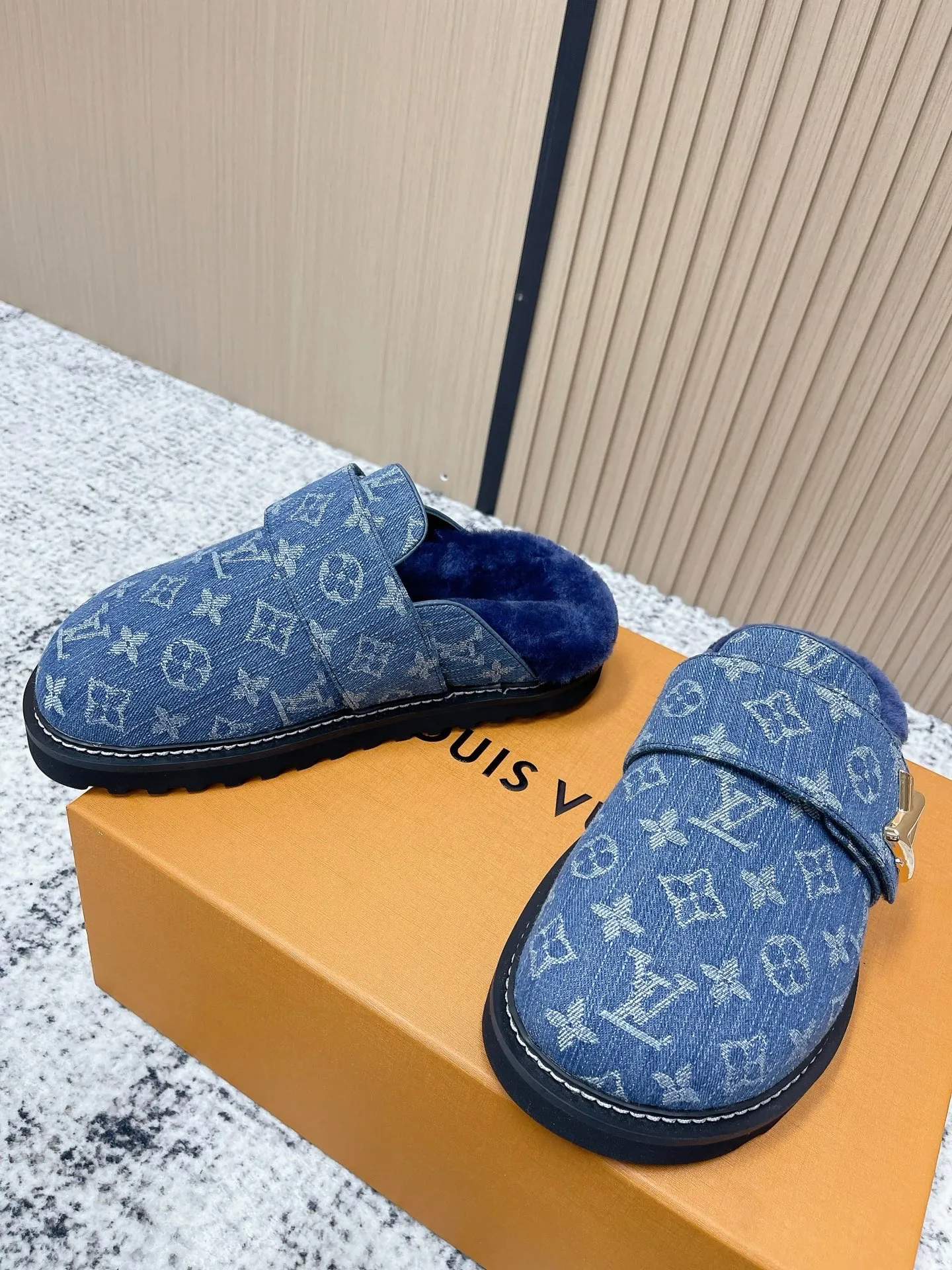 [L Home] P: 500💰 Size: 35-46 (female 40.41, male 45 46 custom-made) Top version Louis vuitton Lv top version LV couple's wool slippers New couple's Birkenstock slippers Cute and loveable, the foot feel is not too good Simple and high-end Sling-hee design Ready to wear and go Good news for lazy people Upper imported cowhide/imported old floral cloth Original hardware buckle, original molded high-density foam outsole Fabric: Yangjing/classic jacquard fabric Lining: imported wool lining Sole: original foam combination sole